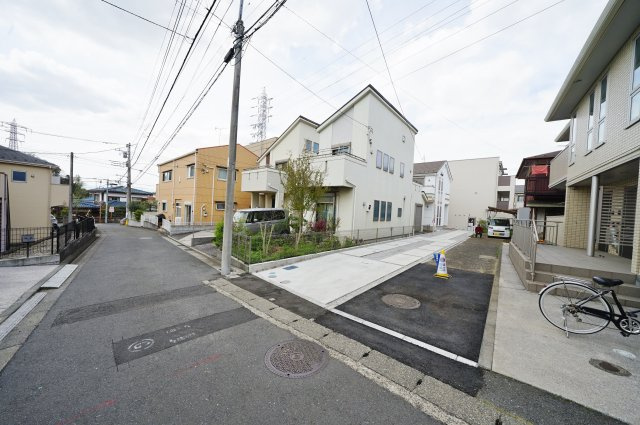 【横浜市旭区本宿町31-7新築戸建て】★仲介手数料無料★（本宿小学校・本宿中学校）の前面道路含む現地写真|周辺は落ち着いた雰囲気の住宅街です