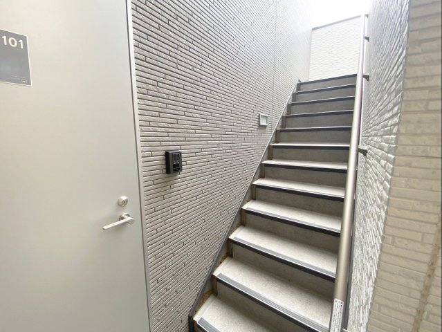 グランファースト箱崎のその他共用部分|階段には手すりが設置されています！