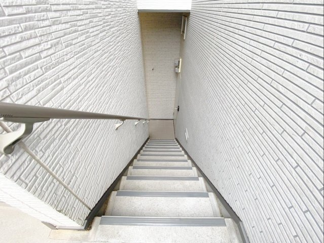 グランファースト箱崎のその他共用部分|階段には手すりが設置されています！