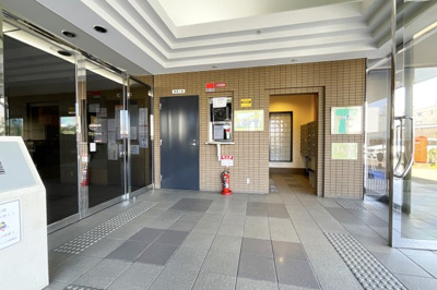 【エントランス】 | イーグルコート小野 | エントランスには防犯カメラ、オートロック完備で女性やお子様にも安心のセキュリティです。