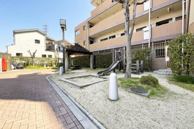 【その他共用部分】 | イーグルコート小野 | マンション敷地内にプレイロットがあるので小さなお子様も安心して遊ばせられます。