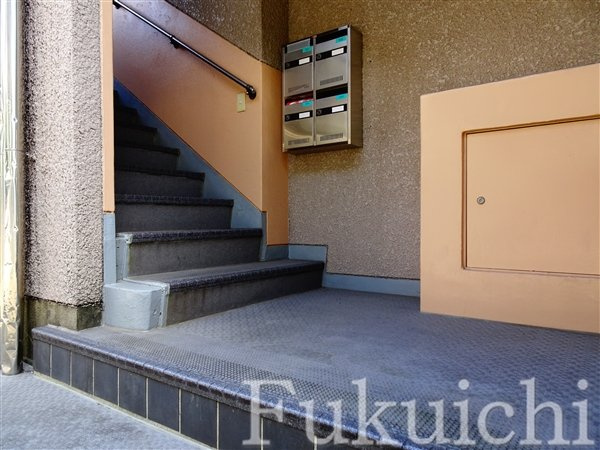 不二ハイツのエントランス