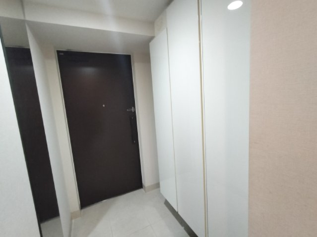 玄関はホワイト基調でまとめられています。壁面いっぱいのシューズボックスは玄関がスッキリと明るく見え、更に収納力も兼ね備えています。