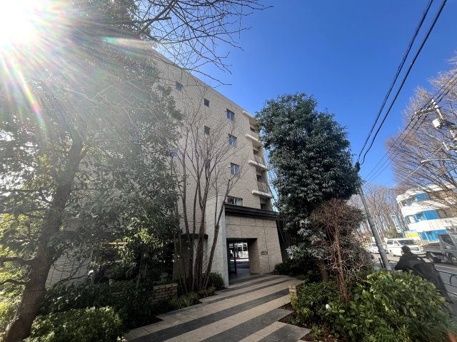 重厚感のあるエントランス。植栽の手入れも行き届いており、管理体制の良さがうかがえます。