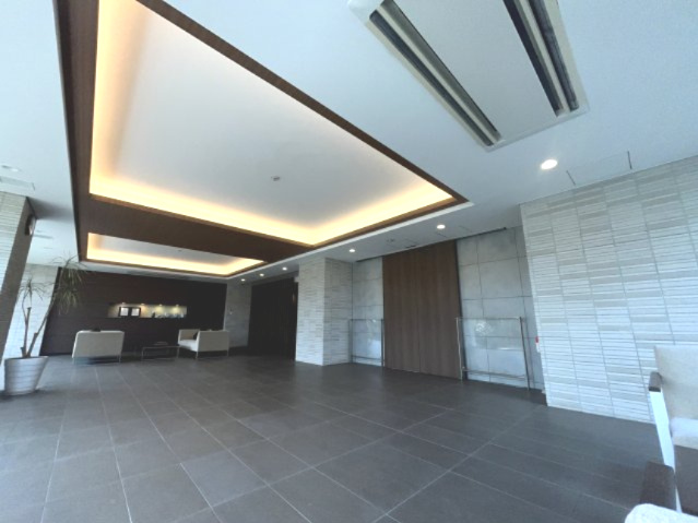 マンションの顔であるロビーは、シンプル且つモダン。ゆとりを感じさせる上質で明るい空間が住まう人や訪れる人を心地よく迎え入れてくれます。