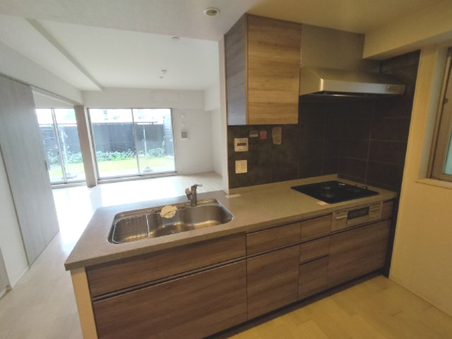 リビングや専用庭で遊ぶお子様にもしっかり目が届きます。家族の気配を感じられ安心ですね。