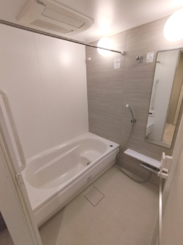 木目調のアクセントパネルが1日の疲れを癒し、落ち着いた雰囲気でより快適なバスタイムを演出します。