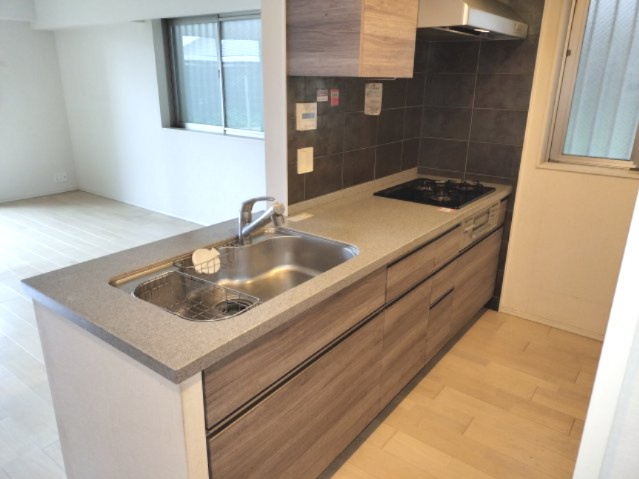 お子様と並んで料理をしても余裕のあるゆとりのキッチンです。対面タイプなのでキッチンにいながらご家族やお客様との会話も楽しめます。