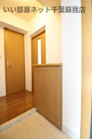 ハイツおゆみ野Ⅱの玄関|収納もある玄関です