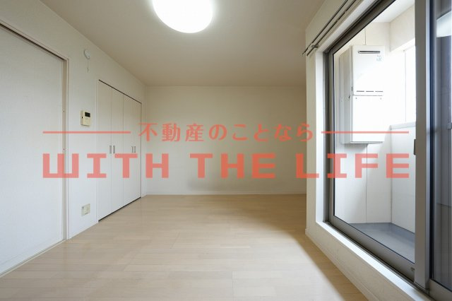 クレフラスト試験場前駅南【キャッシュバック対象物件】の洋室|広々とした洋室です
