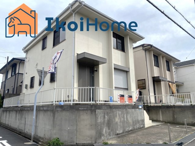 明石市松が丘5丁目　中古戸建　リフォ完の外観|●資料・カタログのご請求無料●現地見学可能●駐車スペースにはお車を1台駐車することができます。周囲は閑静な住宅街で大きな公園も近くにあり、お子様も安心して過ごすことができる環境です。