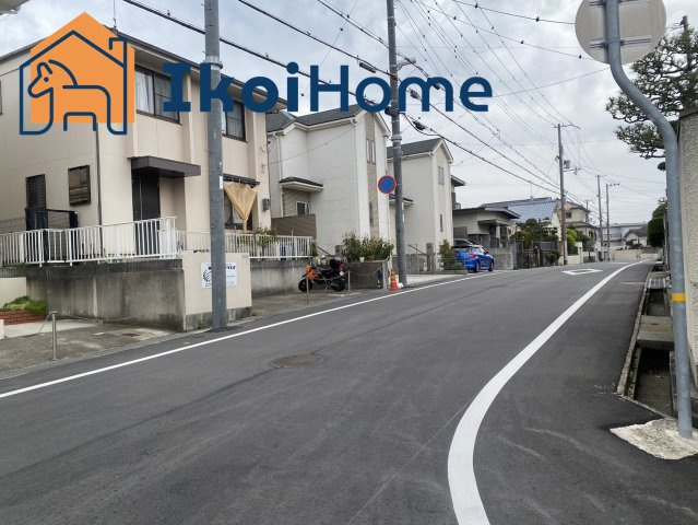 明石市松が丘5丁目　中古戸建　リフォ完の前面道路含む現地写真|●資料・カタログのご請求無料●現地見学可能●最寄り駅の朝霧駅までは徒歩13分となっており、駅ちかなので通勤や通学、お出かけの際に便利な立地となっています。