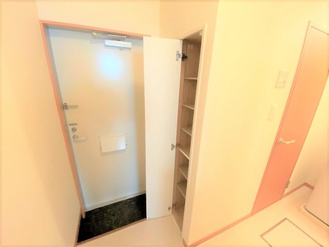 レオパレスアルト中島の玄関