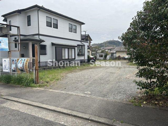 【外観】 | 立地条件（Ｒ246号線沿い）を活かして、店舗付き住宅も建てられる230坪超え！
視認性良好なロードサイド物件です♪
