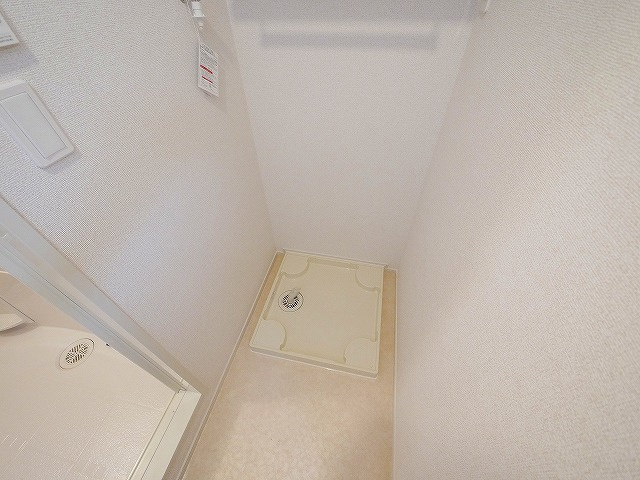 万葉まほら荘の設備|室内洗濯機置き場があります。雨の日でも洗濯出来ますね。