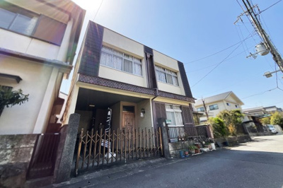 【外観】 | 京都市伏見区桃山町大島　土地 | 前道幅員5ｍで車通りの少ない閑静な住宅地ですので、車の運転が苦手な方でもゆっくりと安心して駐車をして頂けます。