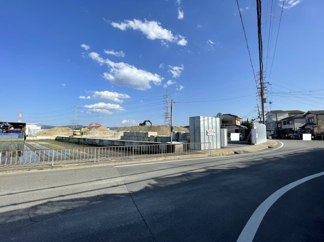 ◆資材置き場や駐車場に◆新名神高速「城陽IC」入口まで約１.６km(車で３分)◆城陽市水主森ノ東の前面道路含む現地写真