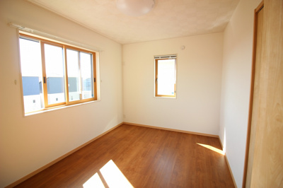 【洋室】 | 太田市飯塚町　戸建 | 明るい洋室です