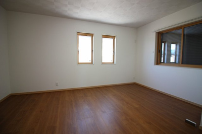 【洋室】 | 太田市飯塚町　戸建 | 明るい洋室です