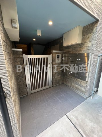 Rich Leaf 1（リッチリーフ1）　BRAVI不動産のエントランス|【リッチリーフワン】落ち着いたエントランスです