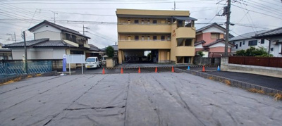 【外観】 | 本庄市日の出2丁目 1180万 土地F | こちらの通路は奥3区画用なので利用できませんが。約6m通路部分で空きますので、南からの日照確保できます。