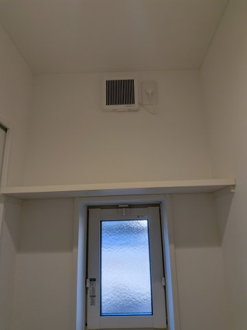 ドゥイエ桜畠のトイレ|トイレには小窓もついています（別部屋につき現況優先）