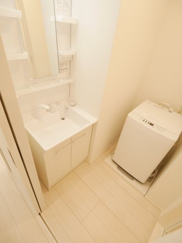 ドゥイエ桜畠の洗面所|洗面台と室内洗濯機置き場があります。