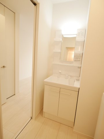 ドゥイエ桜畠の洗面所|シンプルで使い勝手のいい独立洗面台です。