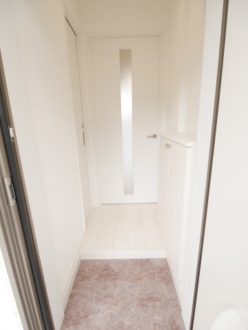 ドゥイエ桜畠の玄関|大理石調のたたきに白い建具でシックなしつらえです。