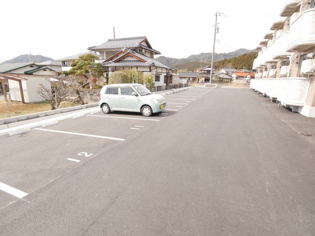 アプリコット桜畠の駐車場|アスファルト舗装された駐車場があります。