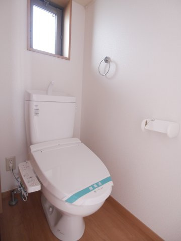 アプリコット桜畠のトイレ|小窓もついて明るいトイレです。（別室につき現況優先）