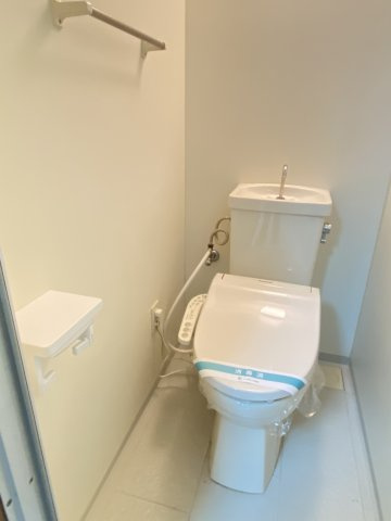 エトワール宮野のトイレ|温水洗浄便座付き。ペーパーホルダーに小物をおけます