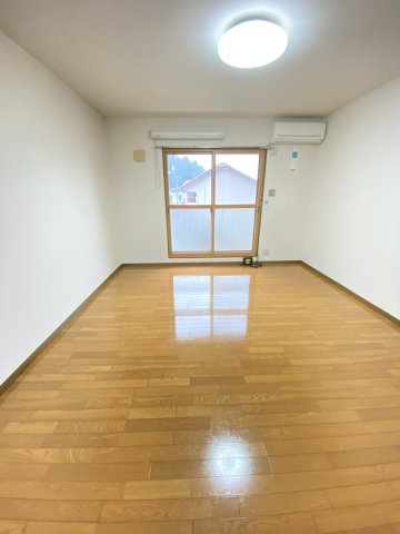 エトワール宮野の居間・リビング|広々8畳