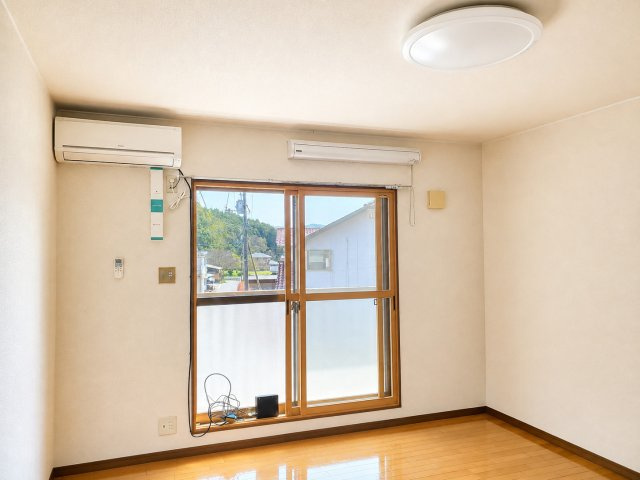 エトワール宮野の洋室|二重サッシに室内物干し付き