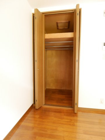 ルミエール宮野の収納|たくさんの衣類がかけられます