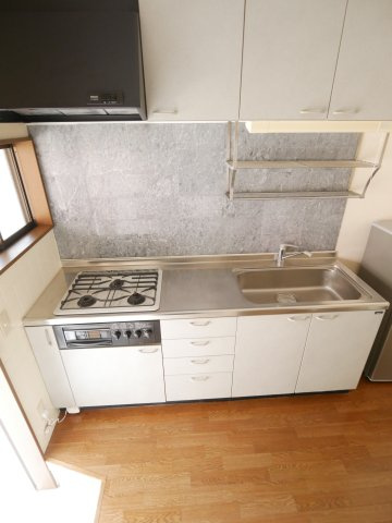 ルミエール宮野のキッチン|システム３口キッチンです