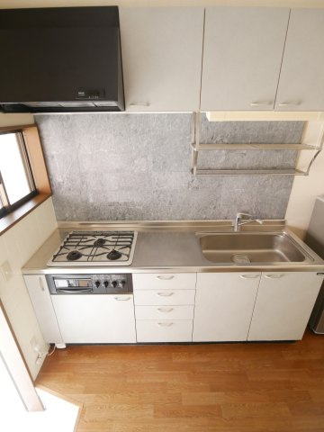 ルミエール宮野のキッチン|システムキッチン３口です