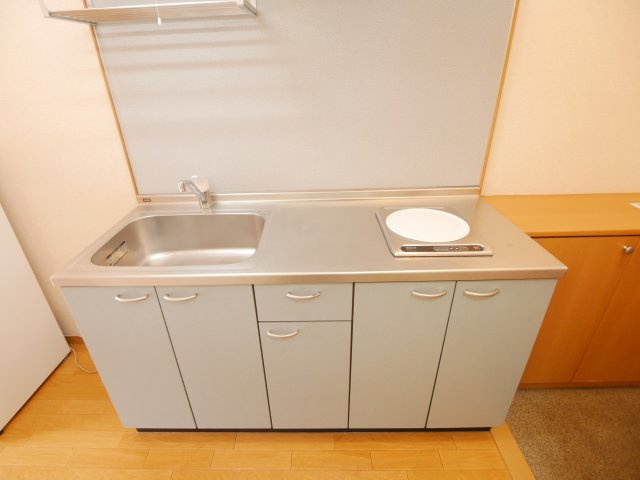 プルミエのキッチン|一口IHコンロがついています。
＊別の部屋の写真につき現況優先
