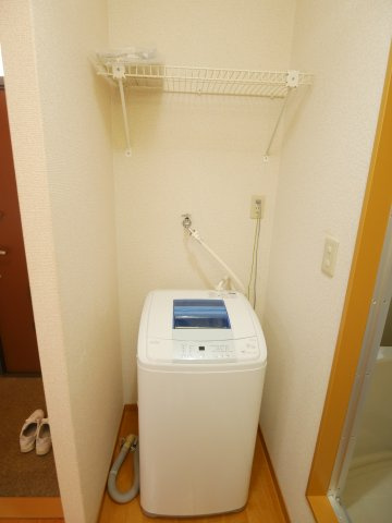 プルミエのトイレ|洗面台の向かいに室内洗濯機置き場があります。
＊別の部屋の写真につき現況優先