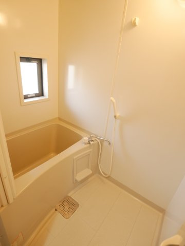 プルミエの浴室|窓がついてるお風呂です。
＊別の部屋の写真につき現況優先