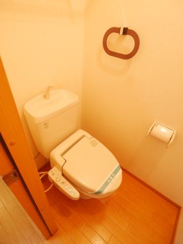 プルミエのトイレ|ウォッシュレット付きトイレです。
＊別の部屋の写真につき現況優先