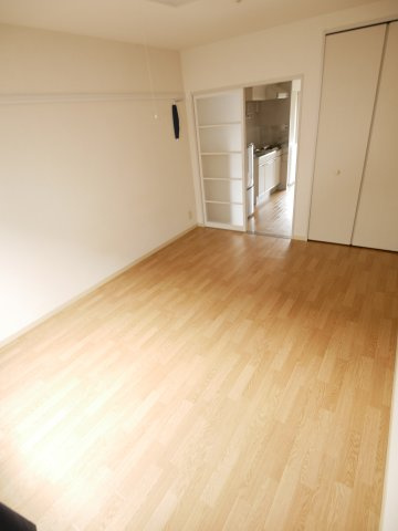 ラ・カノープスの洋室|窓側から見た洋室。壁にはピクチャーレールもついています。