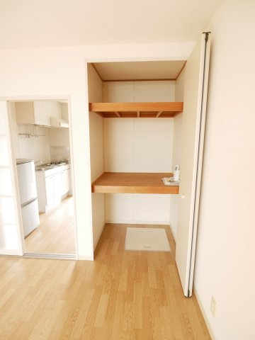 ラ・カノープスの収納|洋室には上まで使える半間の収納がついています。