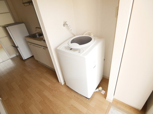 ラ・カノープスの設備|玄関の隣に室内洗濯機置き場があります。