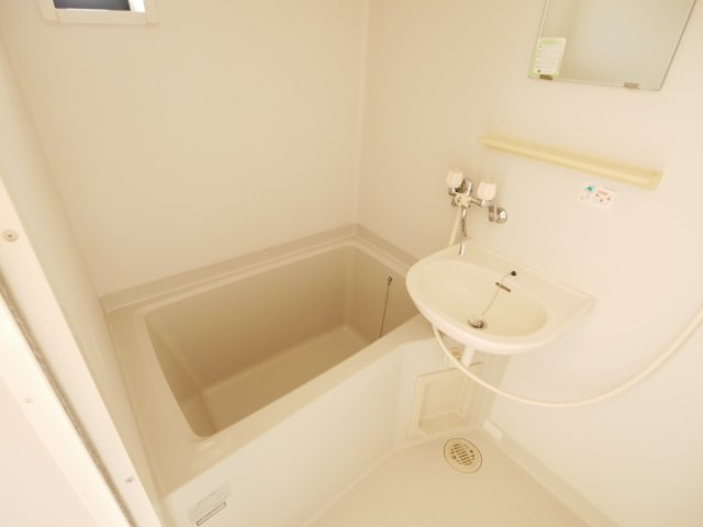 ラ・カノープスの浴室|お風呂には洗面台とシャワーがついています。