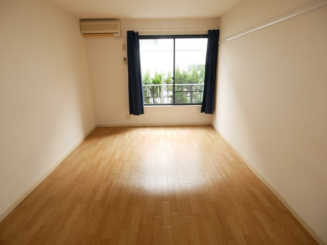 ラ・カノープスの洋室|明るい7.5帖の洋室にはエアコンがついています。