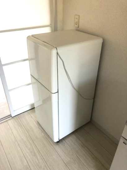 グリーンピアのキッチン|冷蔵庫の横にも収納などおけるぐらい広さがあります（別部屋につき現況優先）。