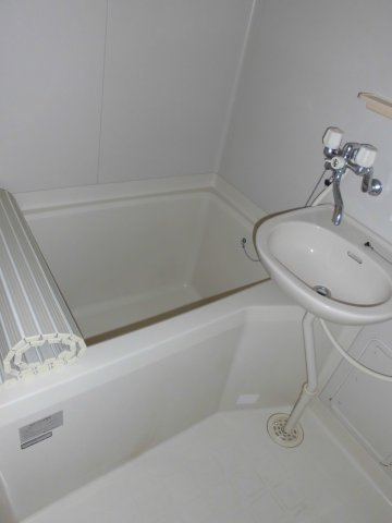 ルイシャトレの浴室|お風呂にはシャワーと洗面台があります。