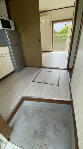 LUNA FIOREの玄関|玄関に入るとすぐキッチンになっています。