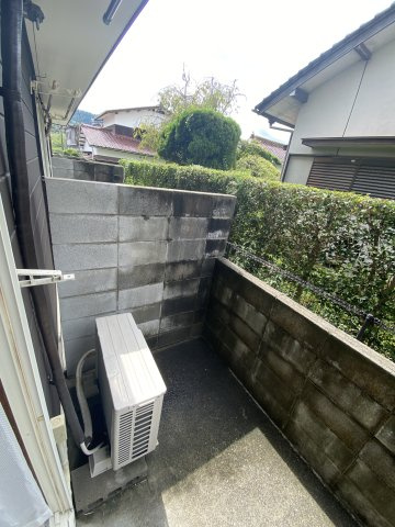 LUNA FIOREの庭|洋室の掃き出し窓をあけると洗濯物を干せる庭が。セメントを貼っているので草抜きの必要もありません。